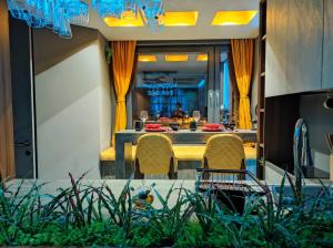 斯科普里PentLux - SPA Penthouse in the heart of Skopje的一间带桌椅的用餐室