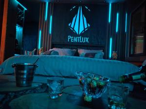 斯科普里PentLux - SPA Penthouse in the heart of Skopje的一张桌子,上面有眼镜,一张沙发放在房间里