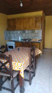 Colonia Las RosasHospedaje El TaTa的厨房配有桌椅和炉灶。