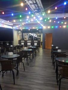 巴淡岛中心Hotel Morena Batam的用餐室配有桌椅和灯光