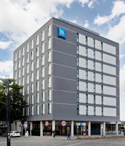 奥斯纳布吕克奥斯纳布吕克宜必思经济酒店的一座大建筑,上面有蓝色的标志