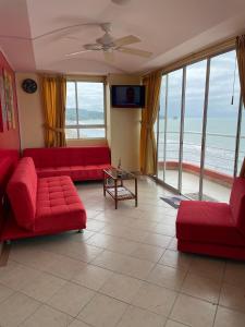 阿塔卡梅斯Apartamento en Atacames con vista al mar的客厅设有红色沙发,享有海景