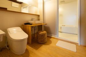 小松市Ryusuke25 - Vacation STAY 71742v的浴室配有卫生间、盥洗盆和淋浴。