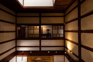 小松市Ryusuke25 - Vacation STAY 71742v的一间设有镜子和壁画的房间