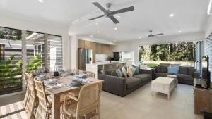 棕榈湾Coastal Vibes - Palm Cove的客厅配有沙发和桌子