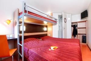 洛姆西里尔 - 洛姆普瑞米尔经典酒店的一间卧室配有一张带红色床罩的双层床