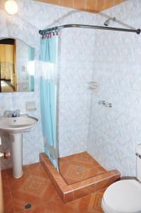 圣玛尔塔布兰卡港酒店的带淋浴、卫生间和盥洗盆的浴室
