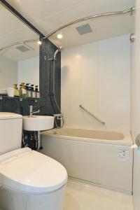 长崎Station Hotel Nagasaki Suwa的浴室配有卫生间、盥洗盆和浴缸。