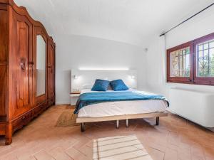 VulpellachBelvilla by OYO Masmore petit Vulpellac的一间卧室配有一张带蓝色枕头的床。