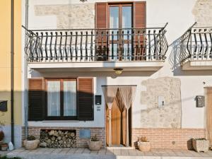 AielliBelvilla by OYO Sirente House的带阳台和木门的房子