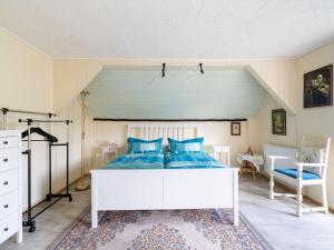 KrasliceCountry cottage with Sauna and bubble bath的一间卧室配有白色床和蓝色枕头