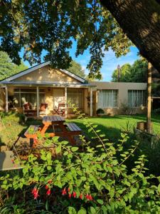 海姆维尔Yellowwood Cottage的院子里带野餐桌的房子