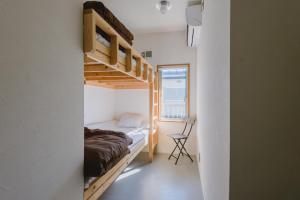 镰仓市十八甫旅馆的小房间设有双层床和椅子