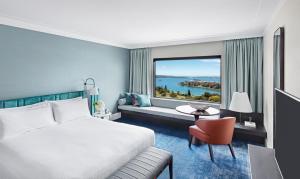 悉尼悉尼洲际酒店的酒店客房设有一张床和一个大窗户