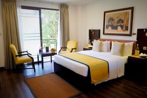 贾夫纳Fox Jaffna的一间设有大床和窗户的酒店客房