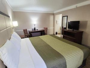 圣安东尼奥Flex Studios的酒店客房设有床、桌子和电视。
