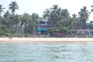 马尔万Hotel Chivla Paradise的海滩上水边的房子