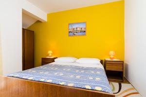 奥拉萨奇莫乐迪旅馆的一间卧室配有一张黄色墙壁的床