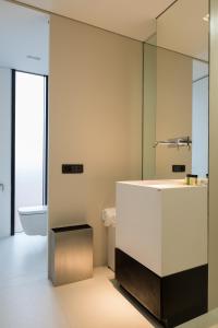 特尔古穆列什普利沃酒店的一间带水槽和镜子的浴室