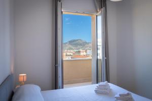 巴勒莫Palermo Blu - Multi Suite的客房设有一张床和一个美景窗户。
