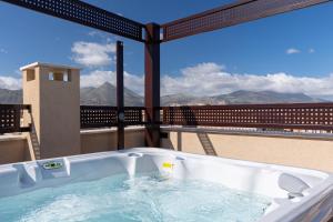 巴勒莫Palermo Blu - Multi Suite的美景阳台的热水浴池