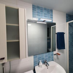 阿尔么丽亚Apartamento Almería Playa de San Miguel - Zapillo的一间带水槽和镜子的浴室
