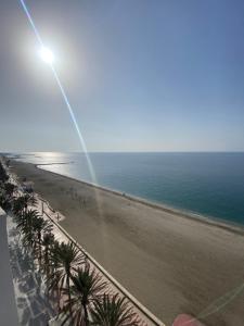 阿尔么丽亚Apartamento Almería Playa de San Miguel - Zapillo的享有棕榈树海滩和大海的景色