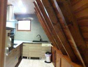 若西耶chalets montagnard的一个带水槽和柜台的小厨房
