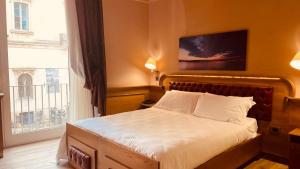 莱切乐俱乐部精品酒店的一间卧室设有一张床和一个大窗户