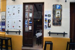 阿尔科斯-德拉弗龙特拉圣马科斯旅馆的餐厅设有一扇开放式门,墙上有标志