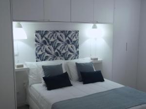 Santa BárbaraAlo Baía São Lourenço的一间卧室配有一张大床和两个枕头