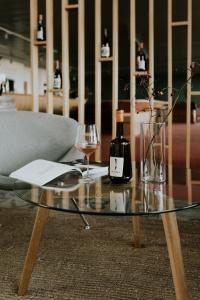 KéthelyKristinus Borbirtok的玻璃桌,带一瓶葡萄酒和两杯