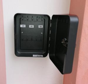斯皮茨Gästehaus Ruinenblick的黑色手机连接在墙上