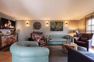 比拉夫洛尔Hotel Alta Montaña的客厅配有蓝色的沙发和椅子