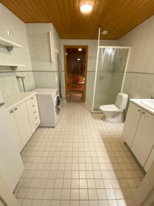 赫尔辛基Sea, Sauna and City Center的带浴缸、卫生间和盥洗盆的浴室