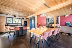 蒙特里永Chalet Azobe Morzine - by EMERALD STAY的厨房以及带木桌和椅子的用餐室。