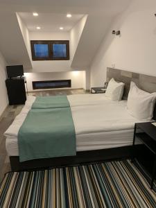 大特尔诺沃ARTE Hotel rooms & apartments的卧室配有一张大白色的床和地毯