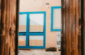 维拉普特祖B&B Ziu Anacletu的大楼的蓝色门窗
