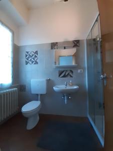 卡尼洛瑞维拉casa ubaldo的一间带卫生间和水槽的浴室