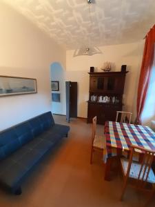 卡尼洛瑞维拉casa ubaldo的客厅配有蓝色的沙发和桌子