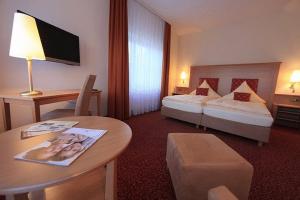 斯科普莫哈根兰登酒店的酒店客房设有两张床和一张桌子。