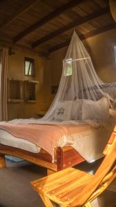 巴拉德瓦利扎斯Lo De Ro的一间卧室配有一张带蚊帐的床