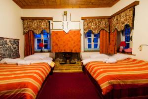 切佩洛沃阿尔孔蒂科1787号旅馆的宿舍间的两张床,设有窗户和红地毯