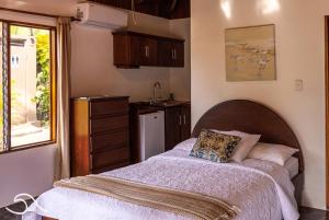 帕里塔Tranquilidad Resort的一间卧室配有一张床和一间厨房