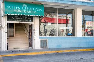 蒙特雷Ayenda Suites Ejecutivas Monterrey的一家商店,上面有读到8号套装的标志是抵押