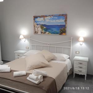 佩斯基奇Residence Arcobaleno的一间卧室配有一张床,上面有两条毛巾