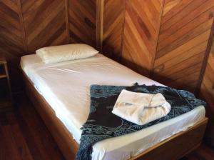 坦波Villas de la Bahia Playa Tambor的一张小床,带两张毛巾