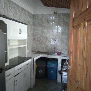 卡维塔Cabinas Smith的厨房配有水槽和台面