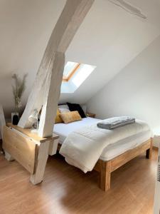 索恩河畔沙隆Le KYOTO Deco ZenCenterFIBREparking的一间卧室配有一张带木制床架的床