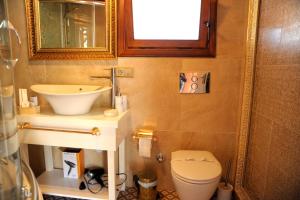 阿拉尼亚Lemon Villa Hotel - Adult Only的一间带水槽和卫生间的浴室